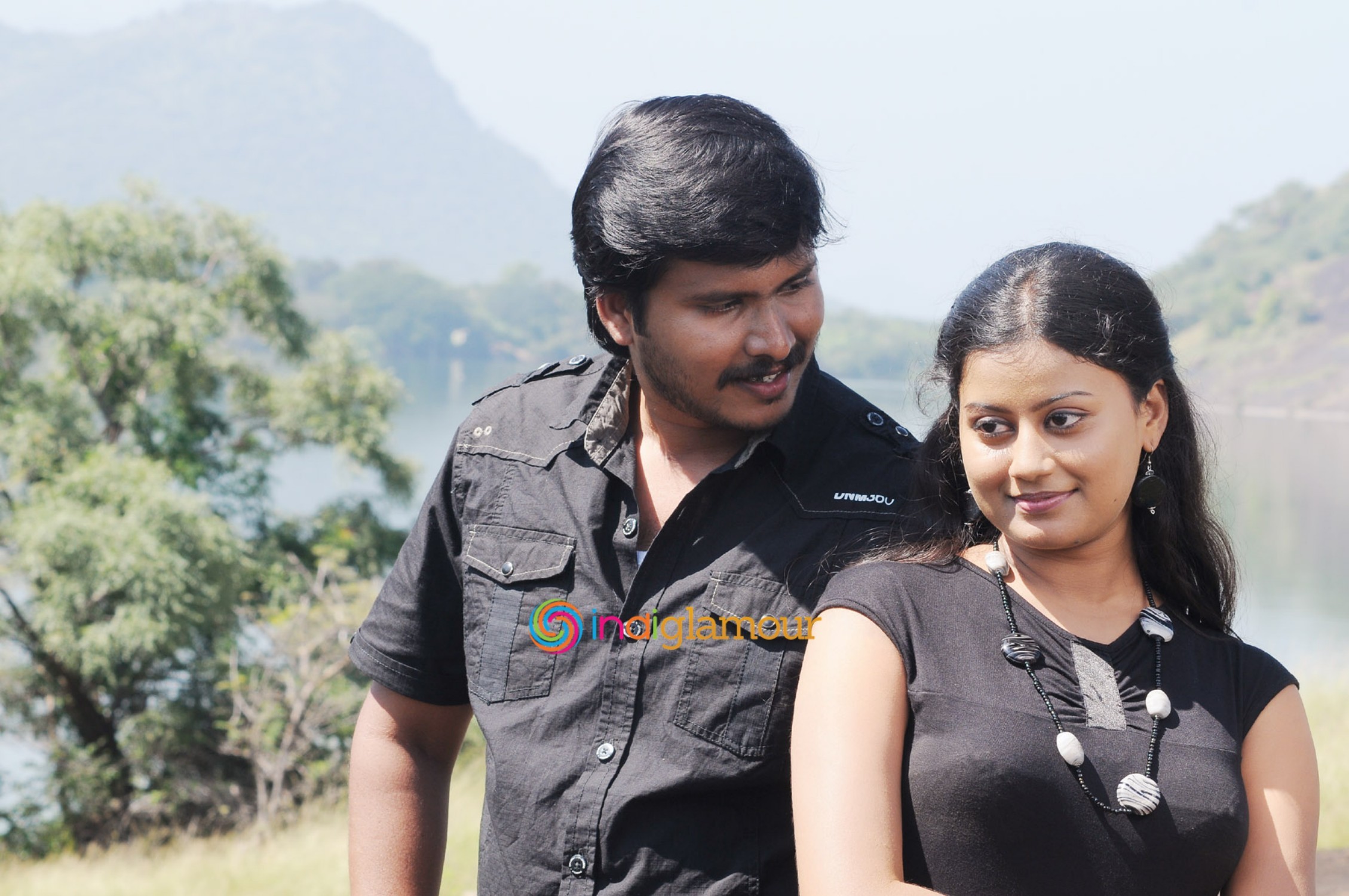 Paarkkanum Pola Irukku Movie hd photo