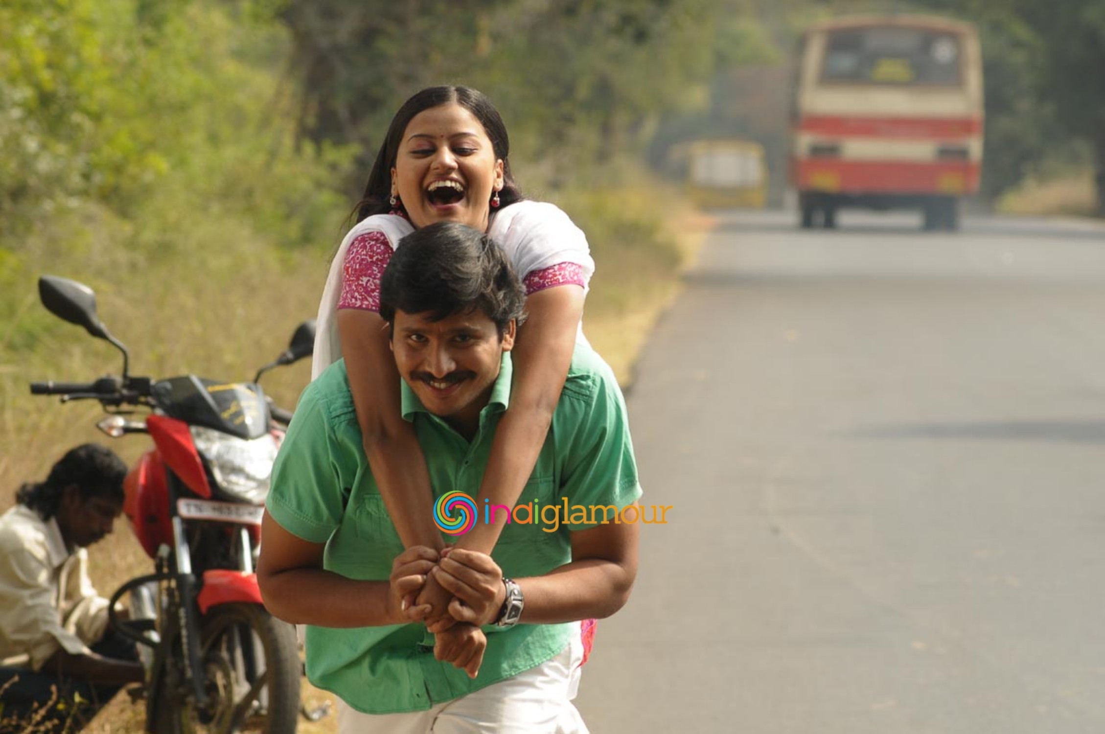 Paarkkanum Pola Irukku Movie hd photo