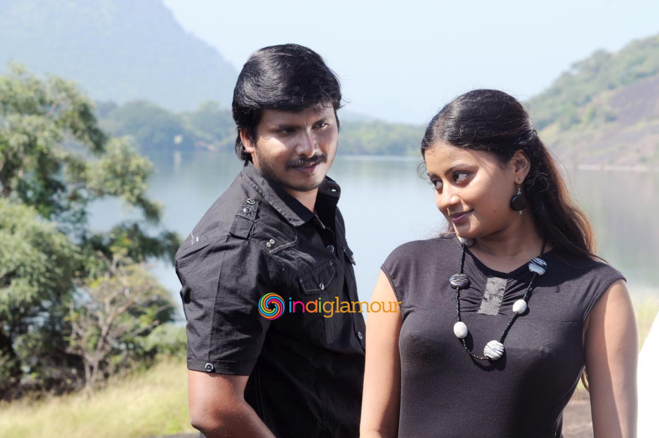 Paarkkanum Pola Irukku Movie hd photo