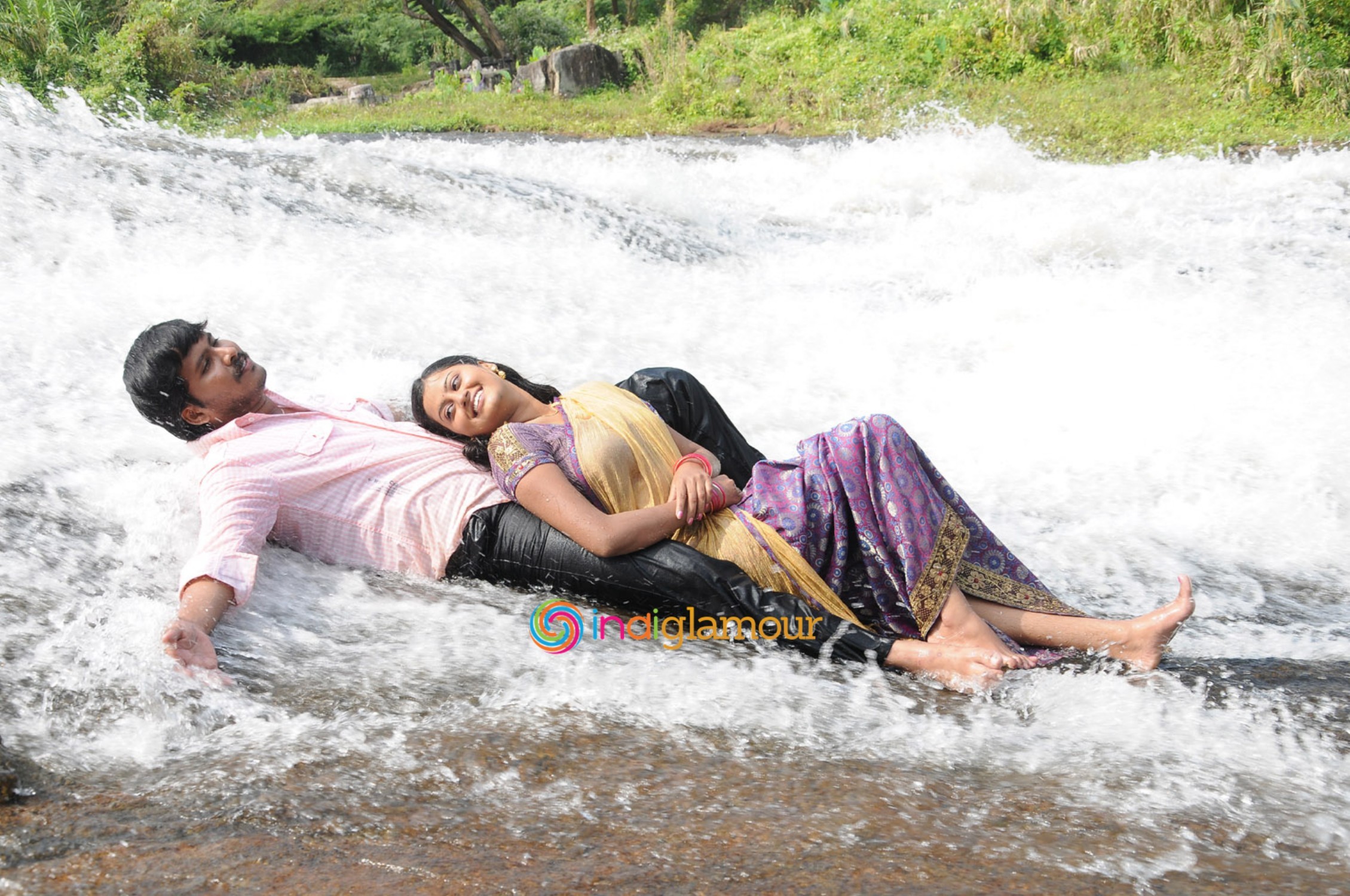 Paarkkanum Pola Irukku Movie hd photo