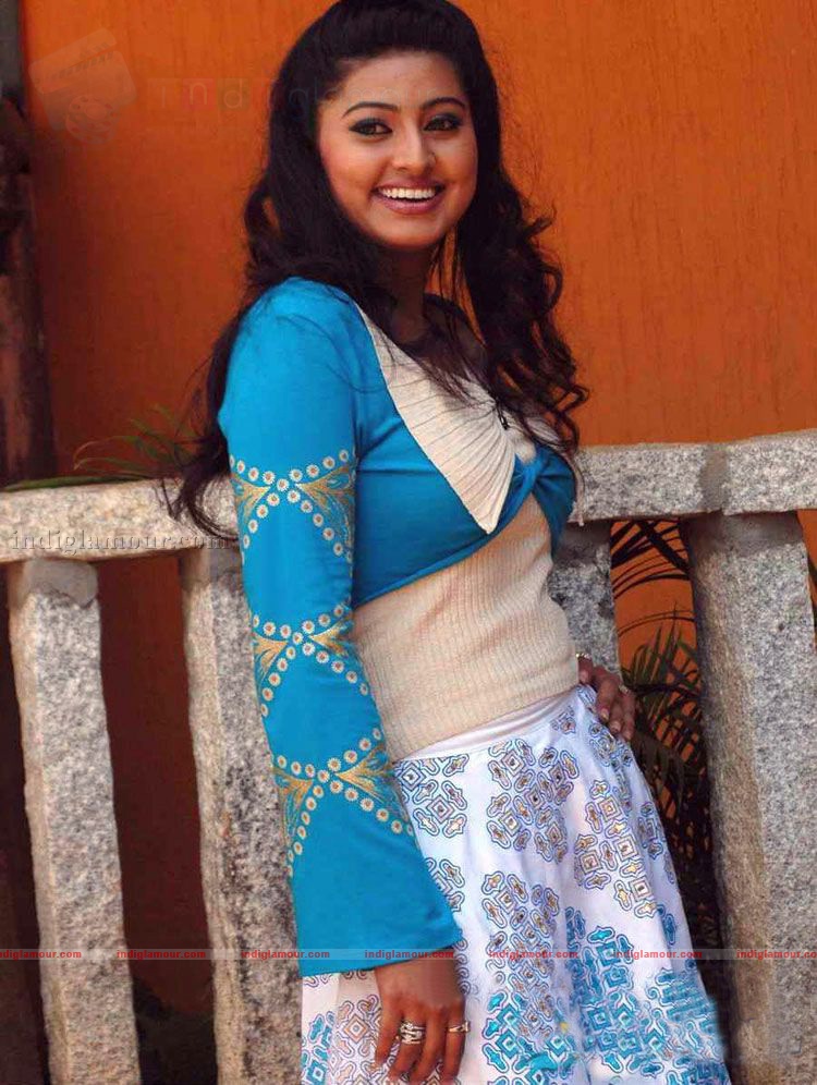 Sneha Actress HD photos,images,pics and stills-indiglamour.com #33690