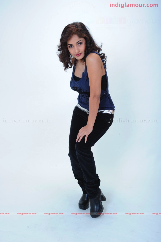 Madhavi Latha Actress hd photo