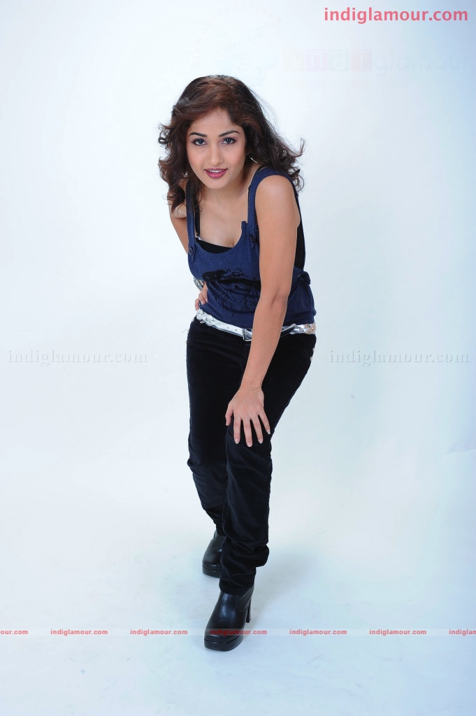 Madhavi Latha Actress hd photo