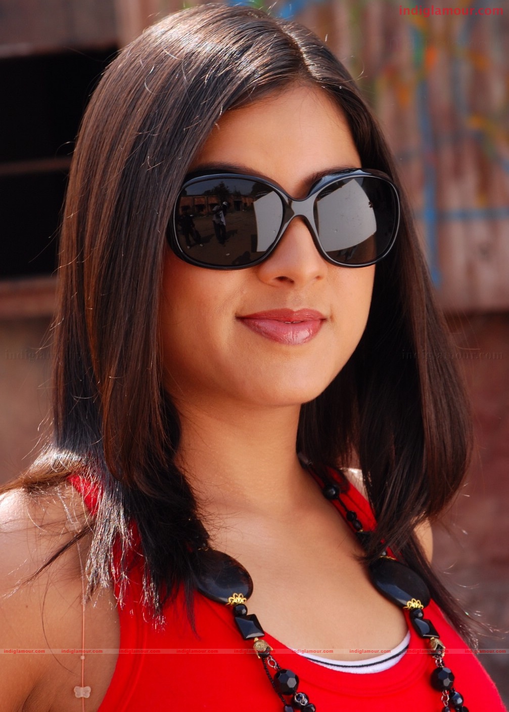 Keerthi Chawla in Red Actress hd photo