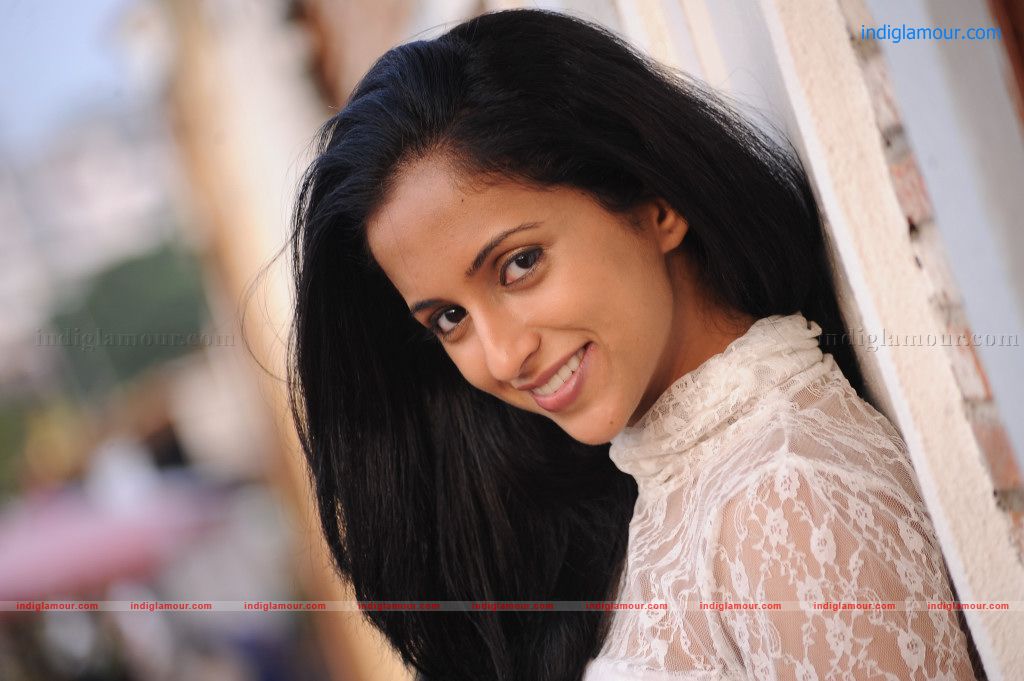 Aashika Actress hd photo