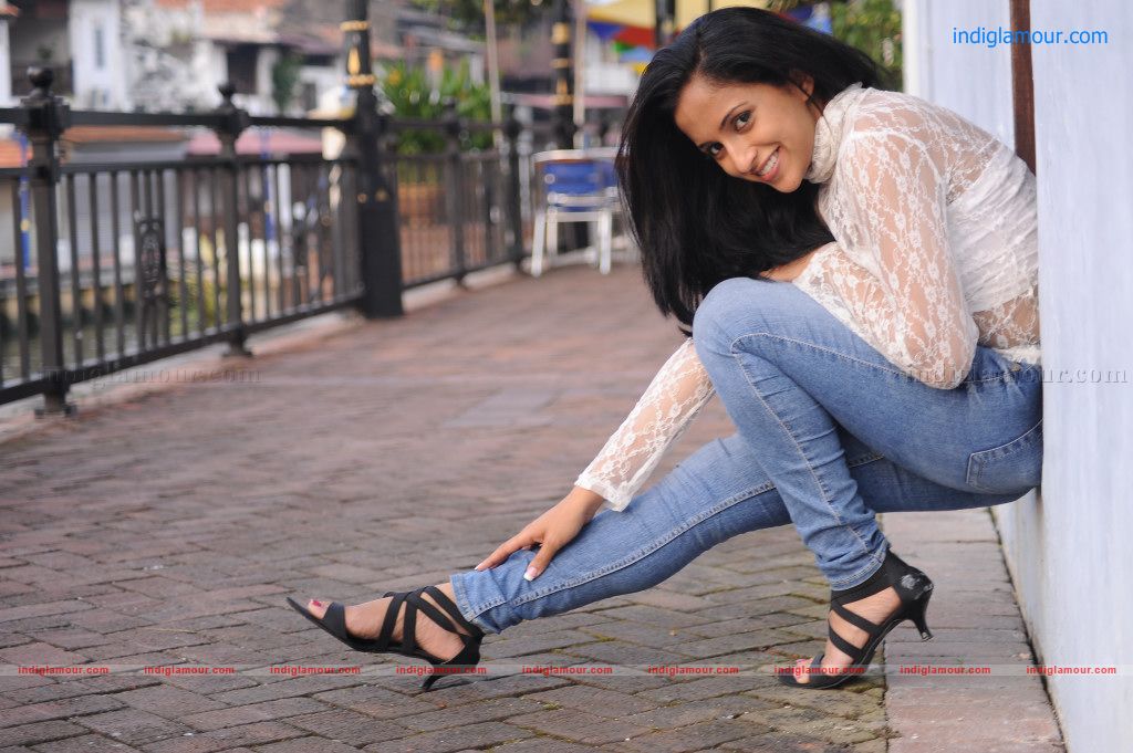 Aashika Actress hd photo