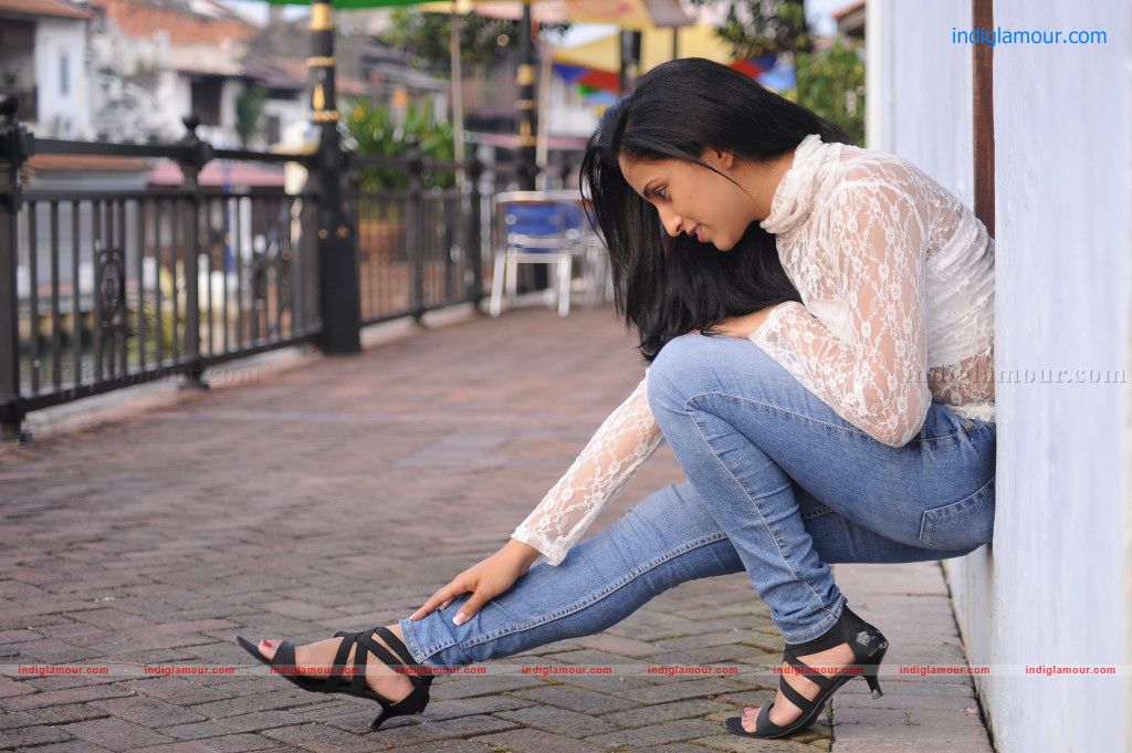 Aashika Actress hd photo