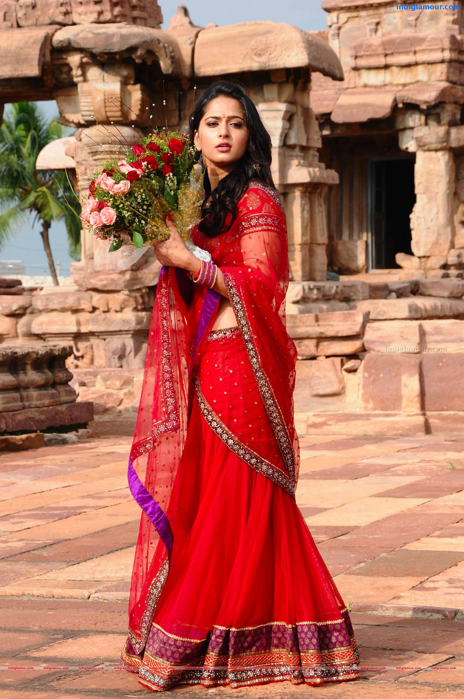 Магия сари. Сари актриса индийская актриса. Анушка Шетти в Сари. Айшвария рай в Сари.