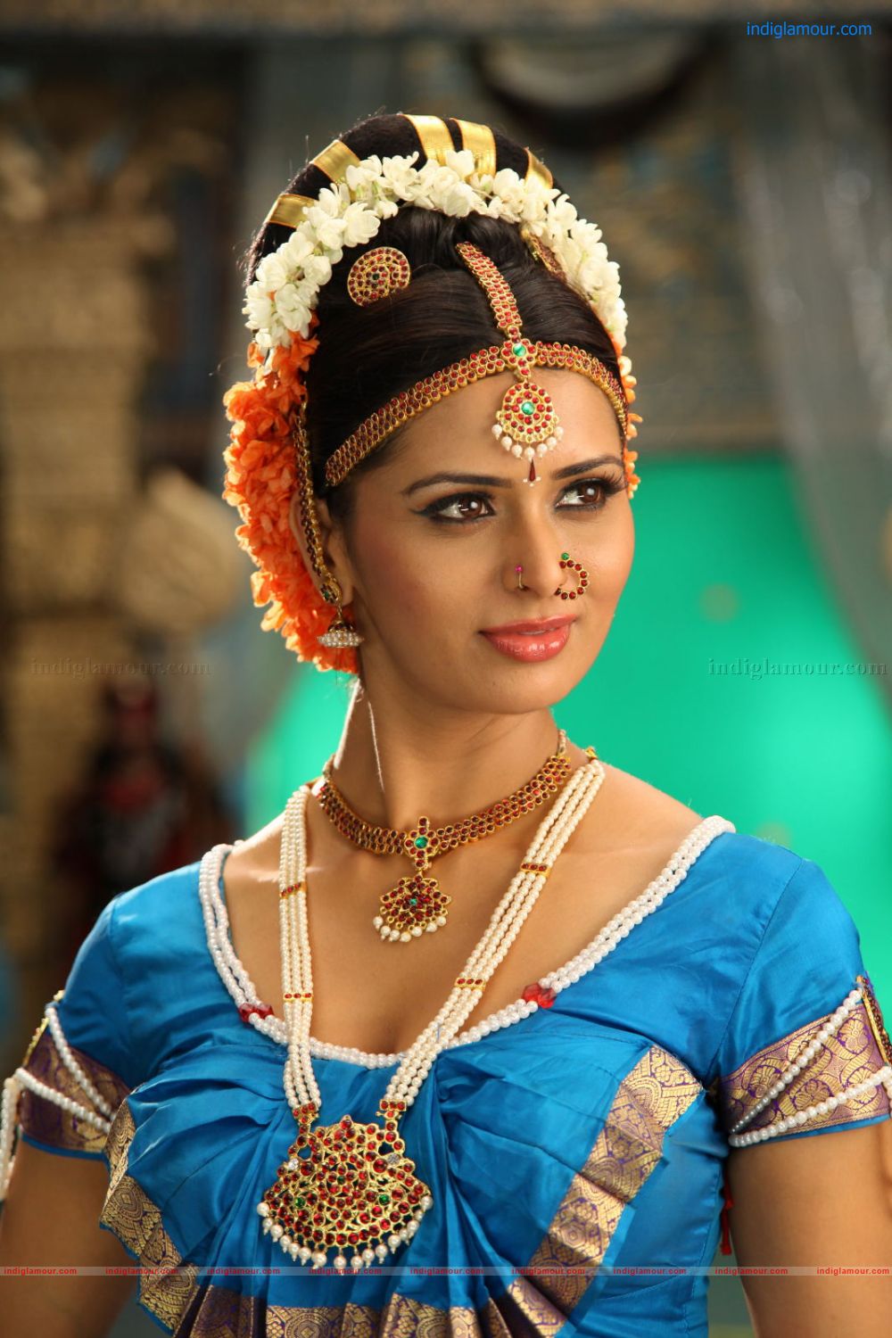 Meenakshi Dixit Actress hd photo