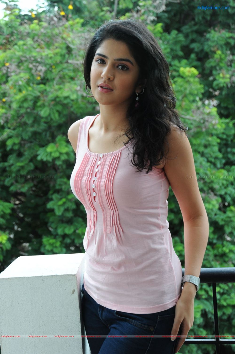 Deeksha Seth Actress hd photo
