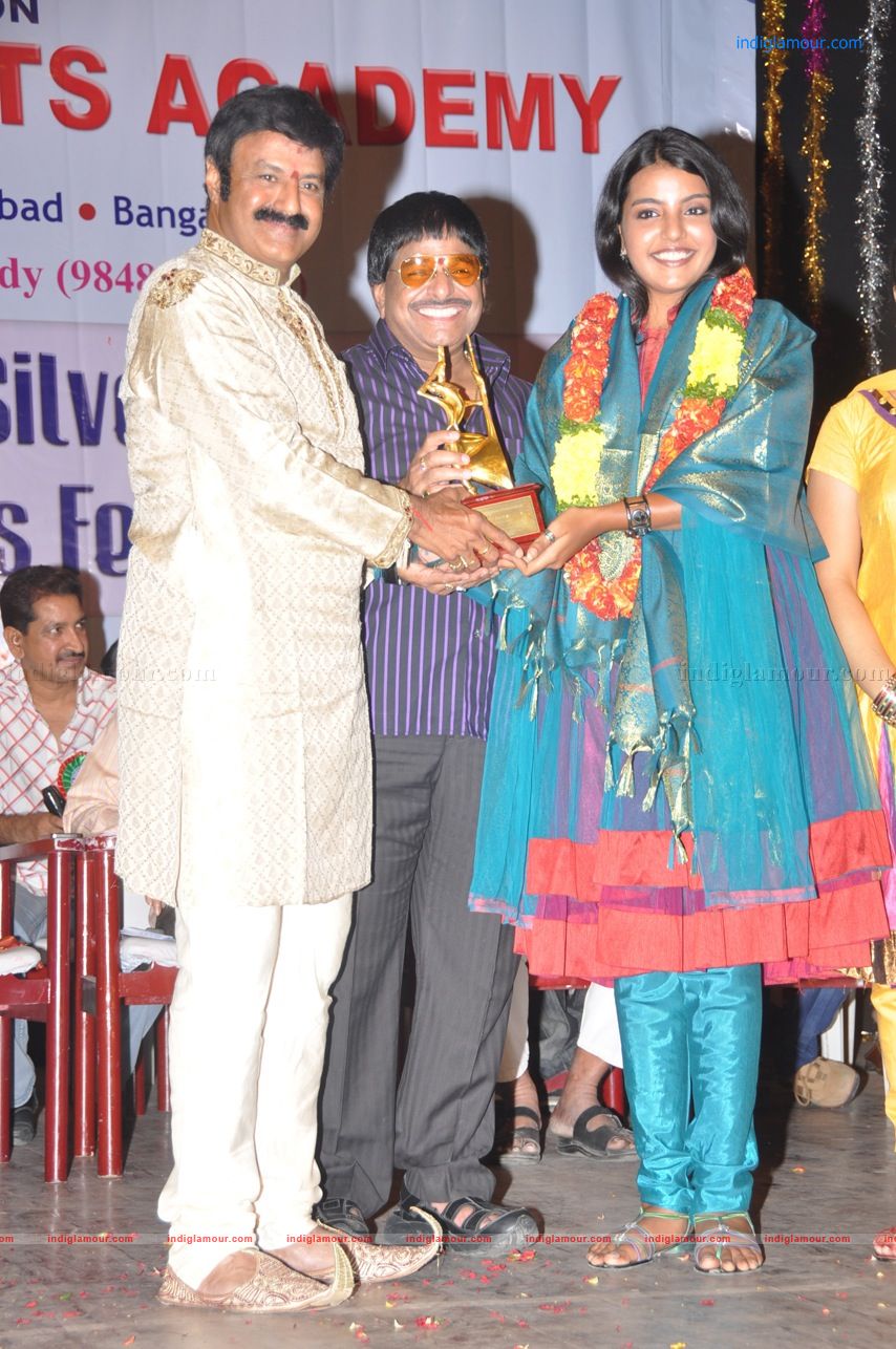 Divya Nagesh Actress hd photo