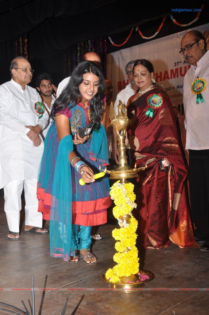 Divya Nagesh Actress hd photo