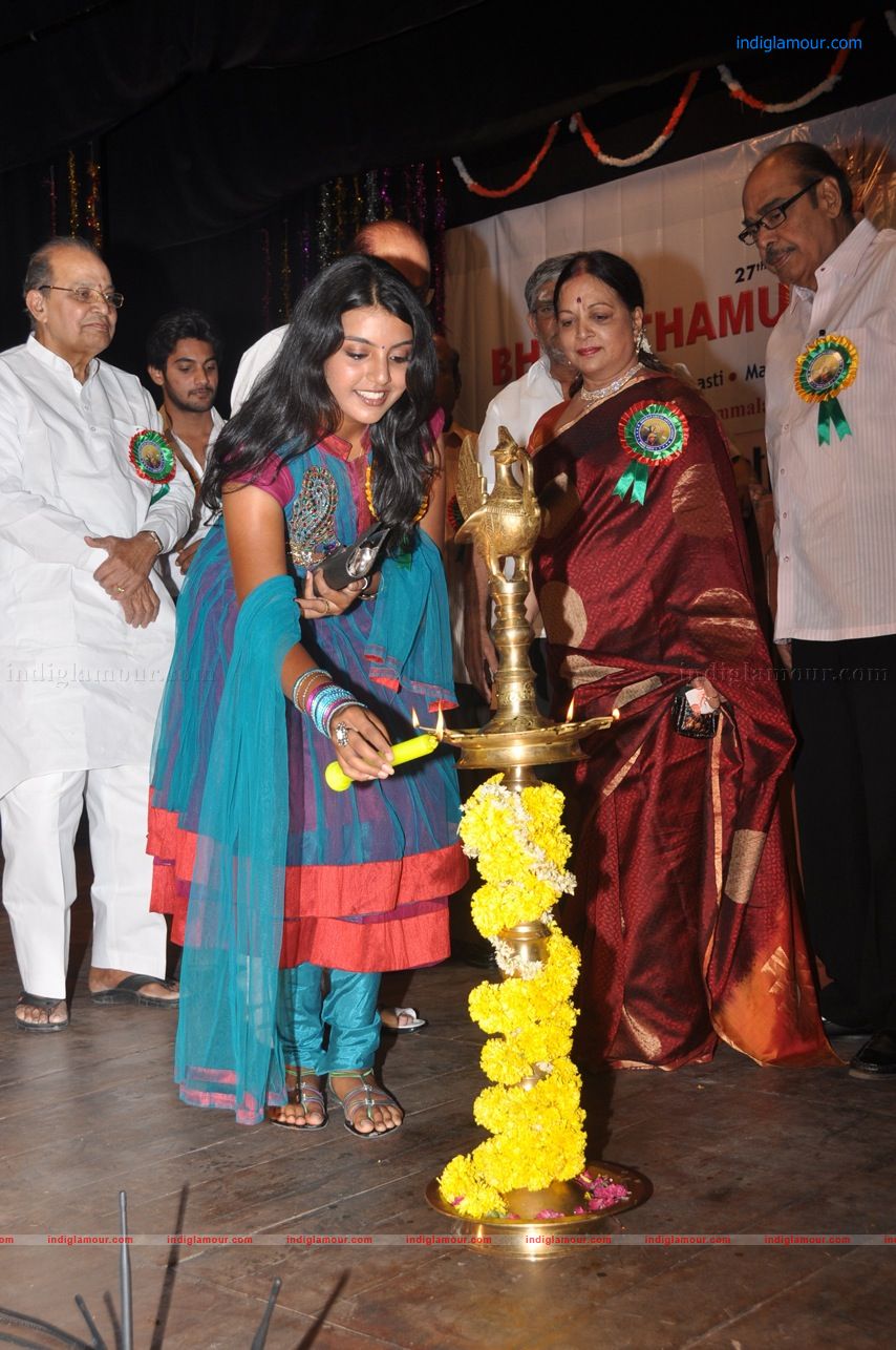 Divya Nagesh Actress hd photo