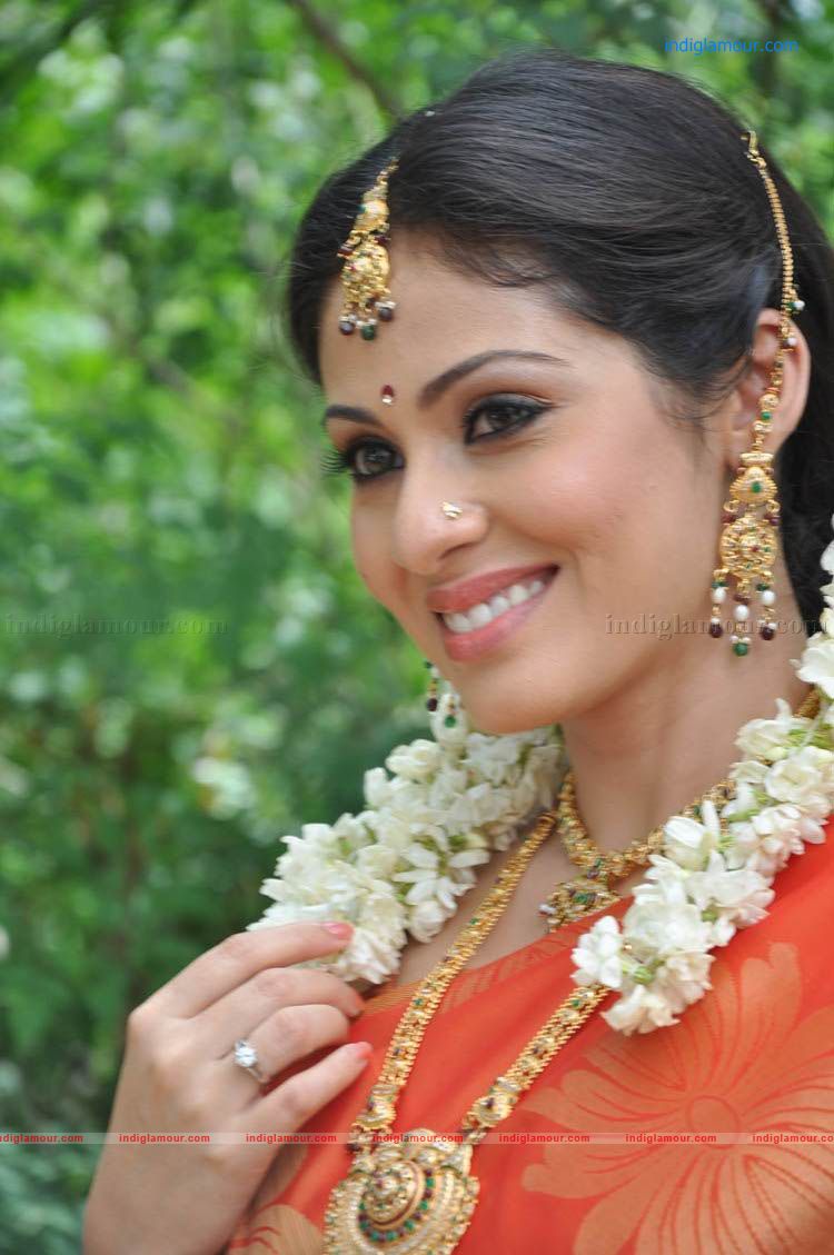 Sada Actress hd photo