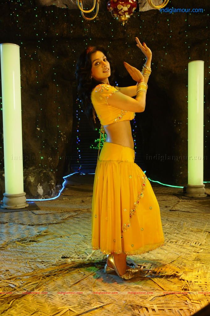 Asha Saini Actress hd photo