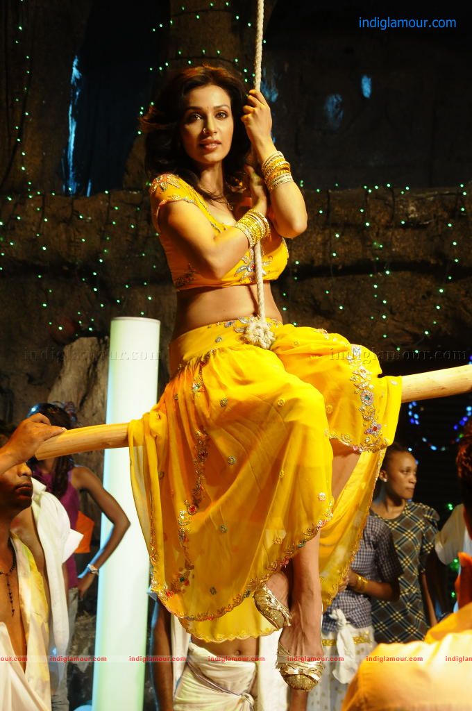 Asha Saini Actress hd photo
