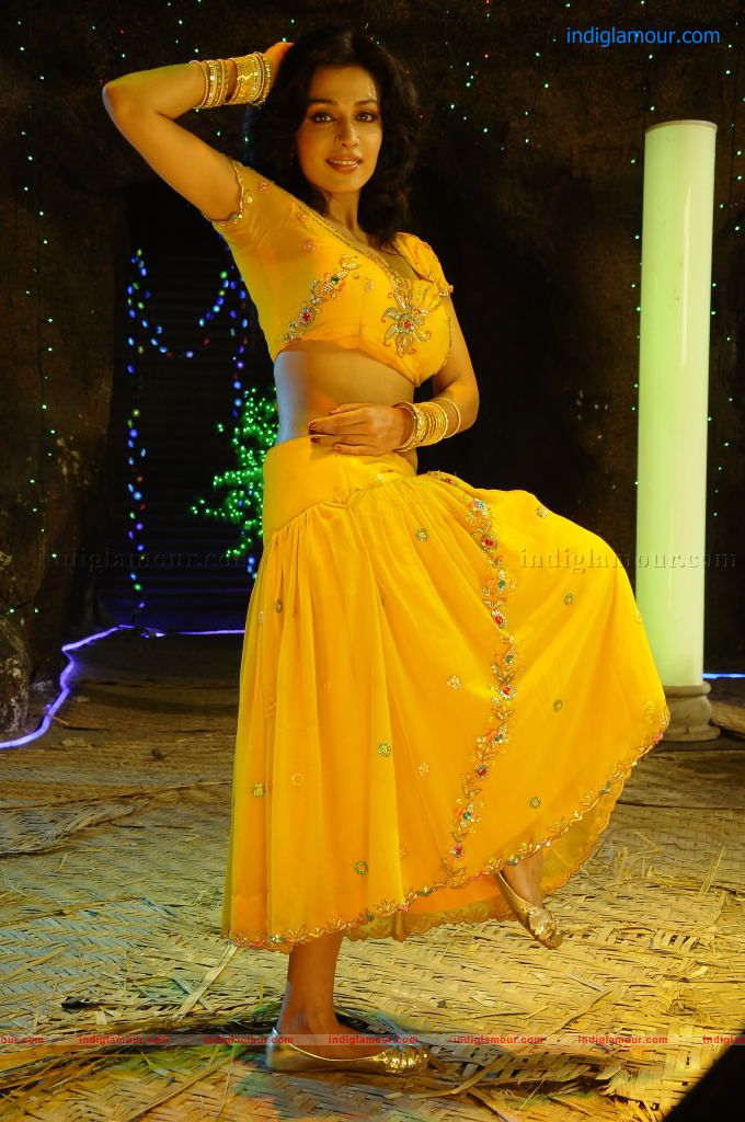 Asha Saini Actress hd photo