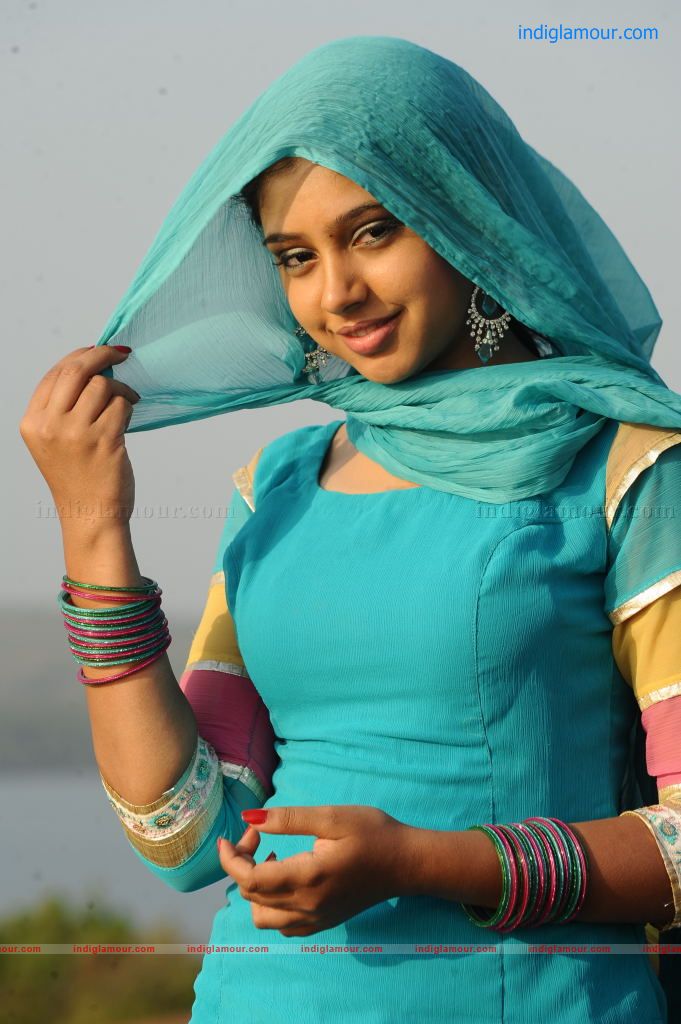 Neethi Taylor Actress hd photo