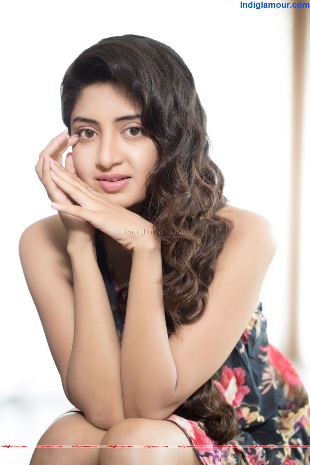Poonam Kaur Actress hd photo
