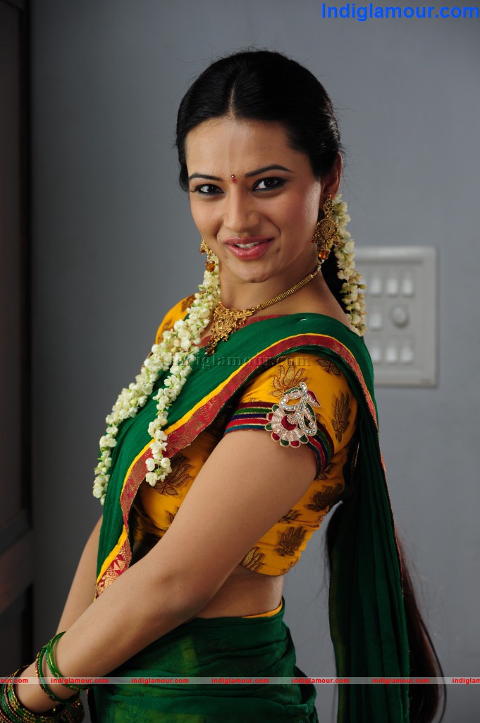 Isha Chawla Actress hd photo