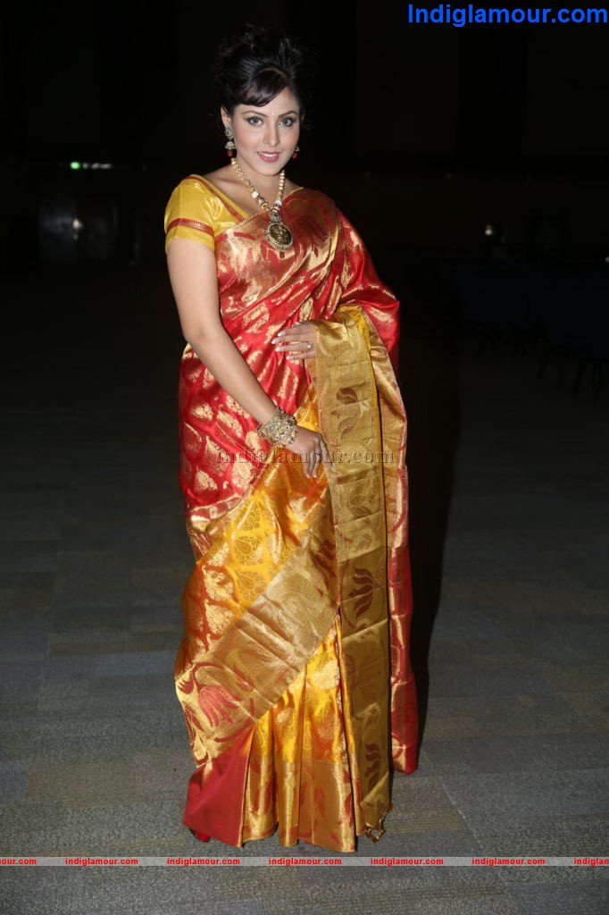 Madhu Shalini Actress hd photo