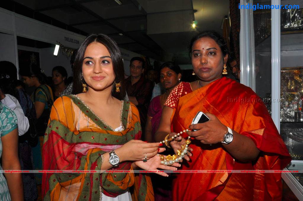 Aksha Actress hd photo