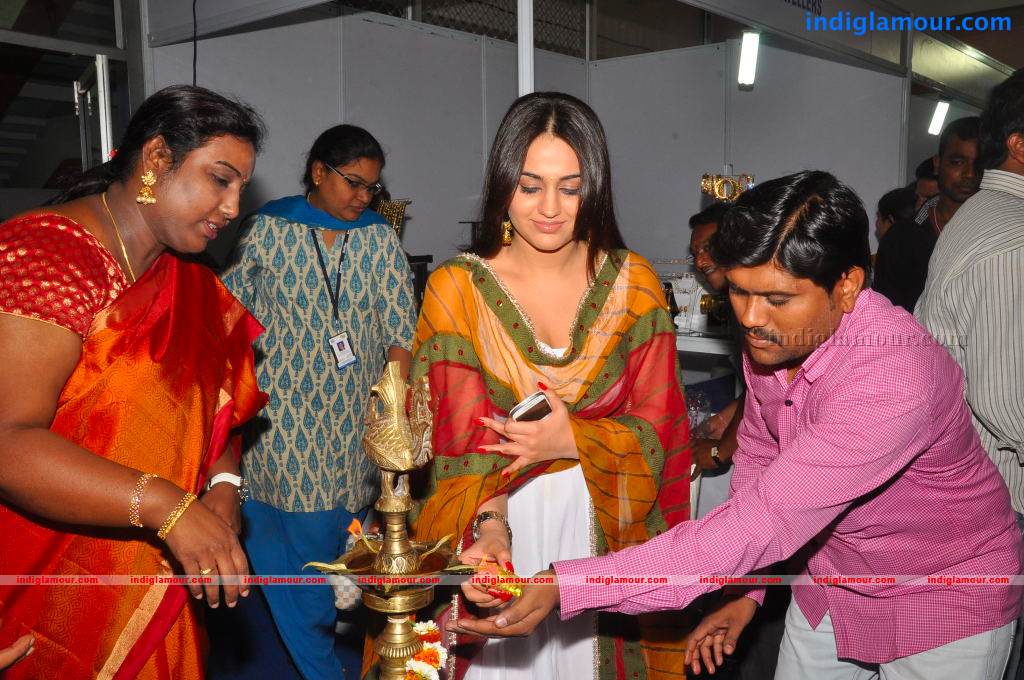 Aksha Actress hd photo
