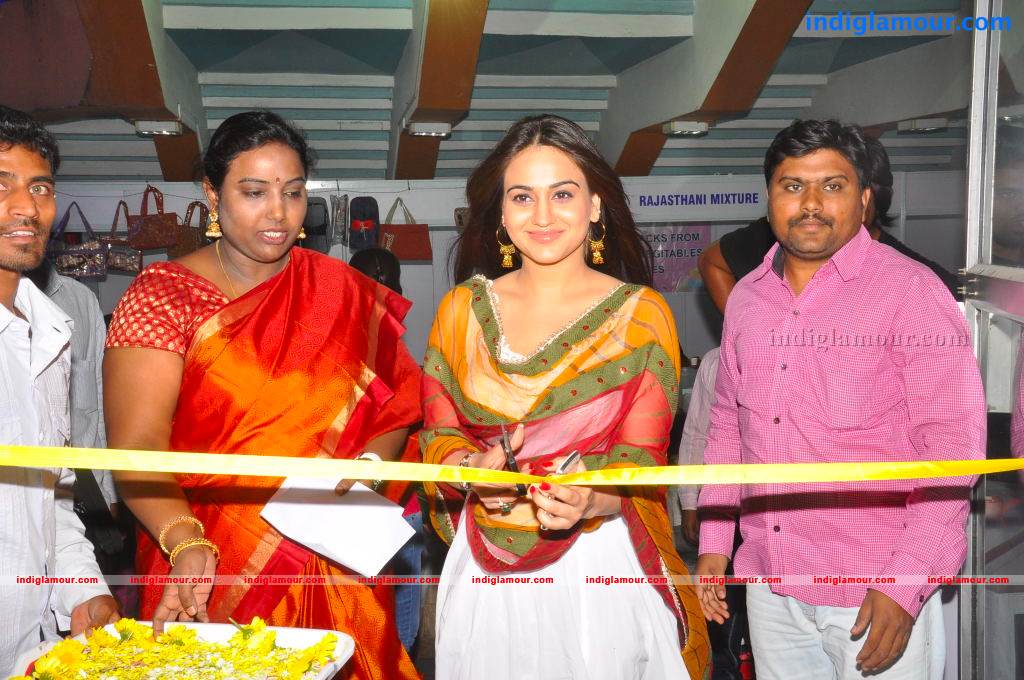 Aksha Actress hd photo