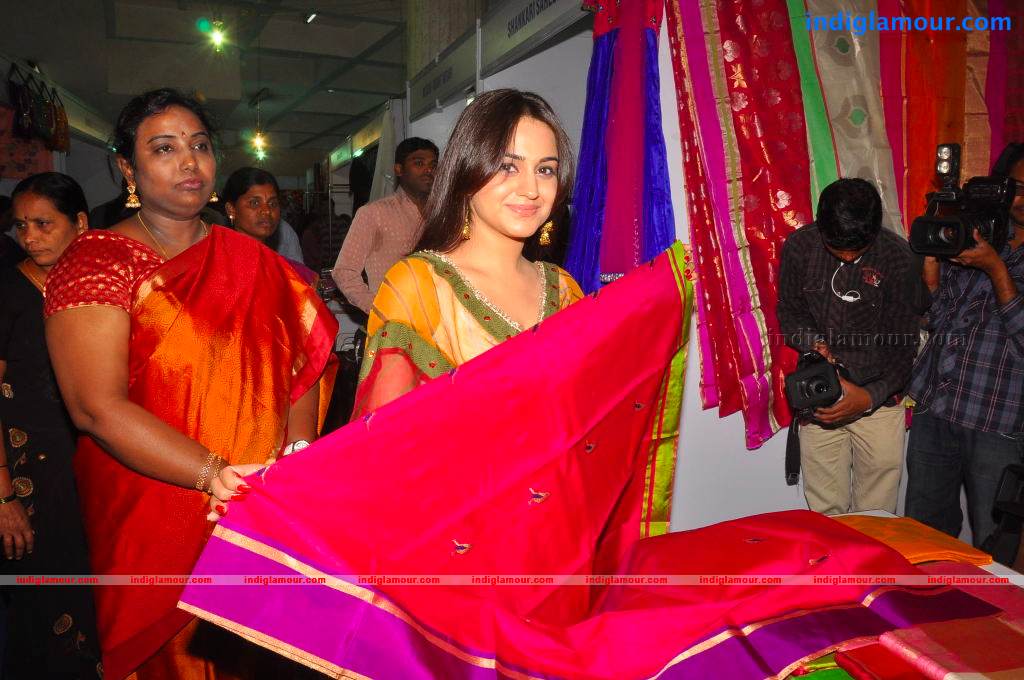 Aksha Actress hd photo