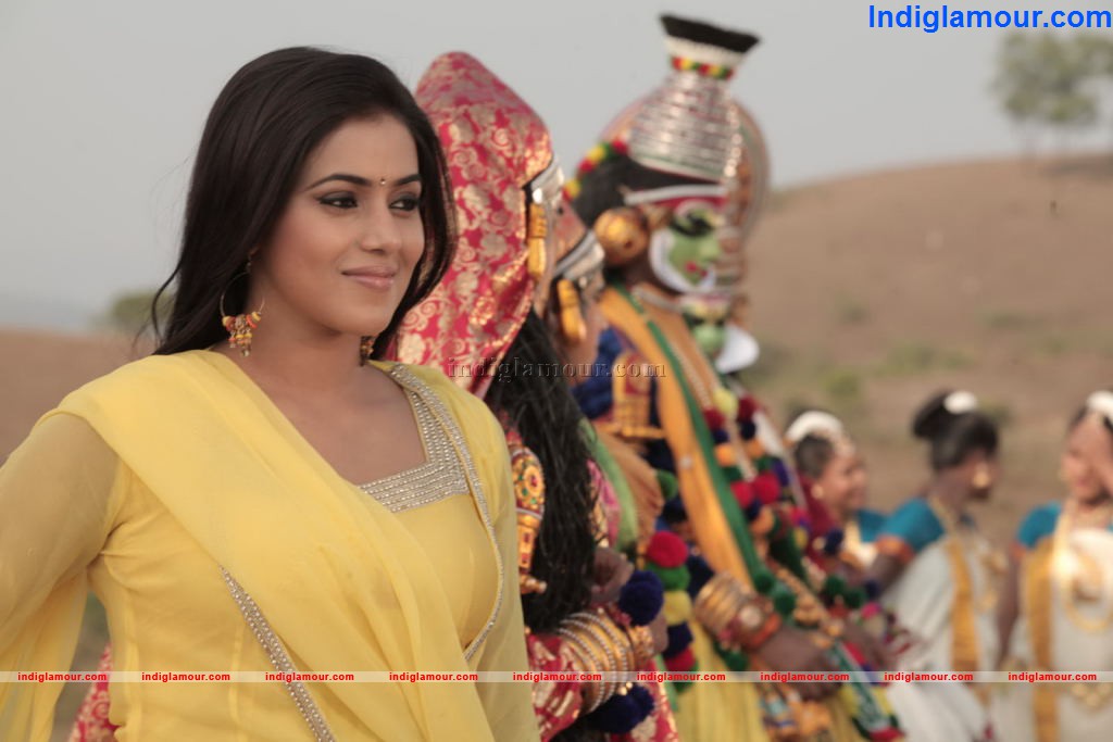 Poorna Actress hd photo