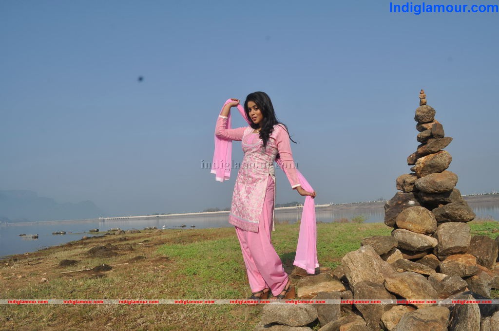 Poorna Actress hd photo