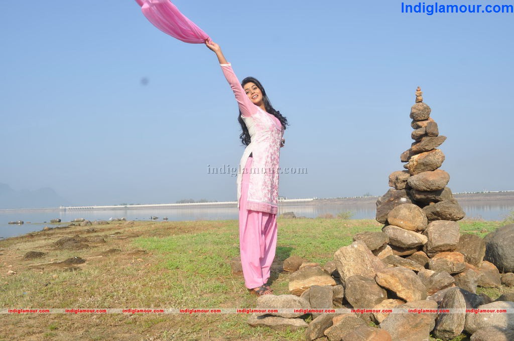 Poorna Actress hd photo