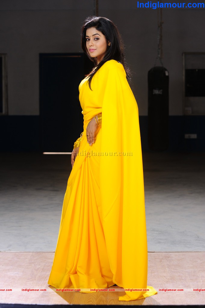 Poorna Actress hd photo