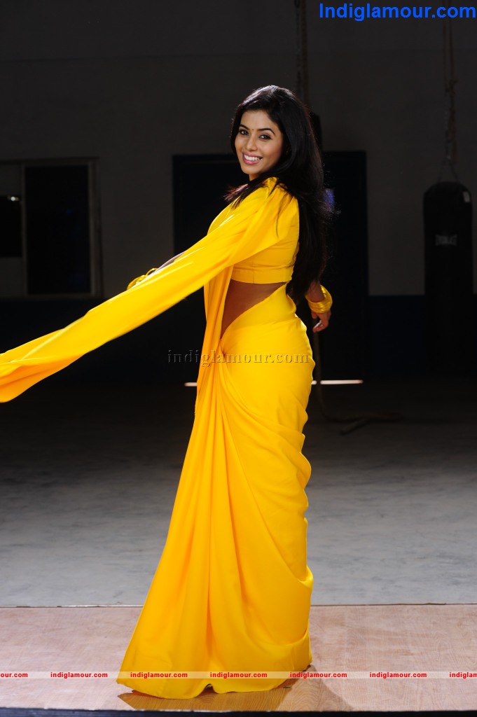Poorna Actress hd photo