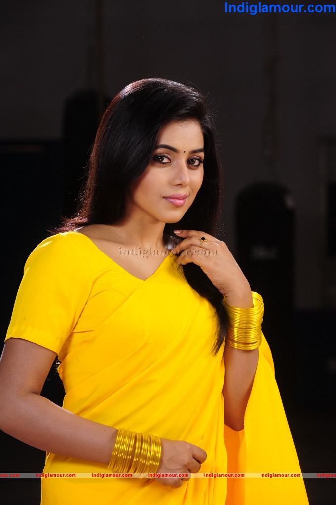 Poorna Actress hd photo