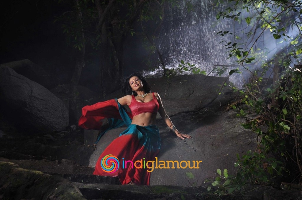 Asha Saini Actress hd photo