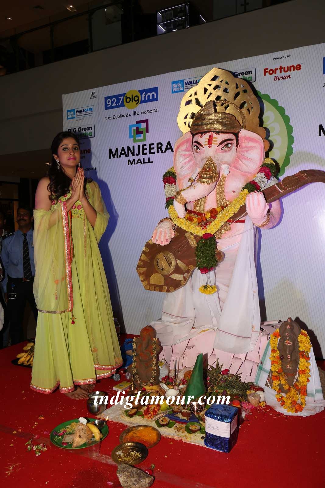 Regina Cassandra Actress hd photo