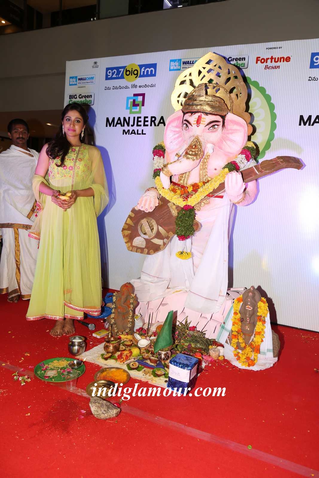 Regina Cassandra Actress hd photo