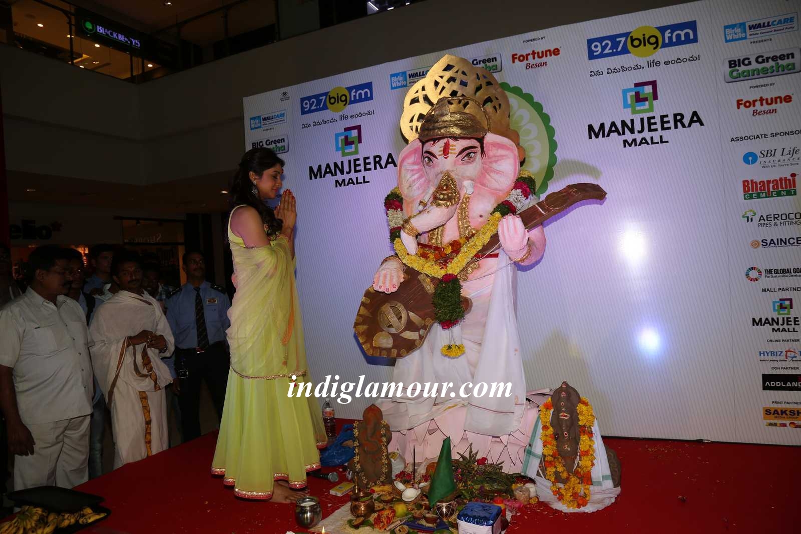 Regina Cassandra Actress hd photo