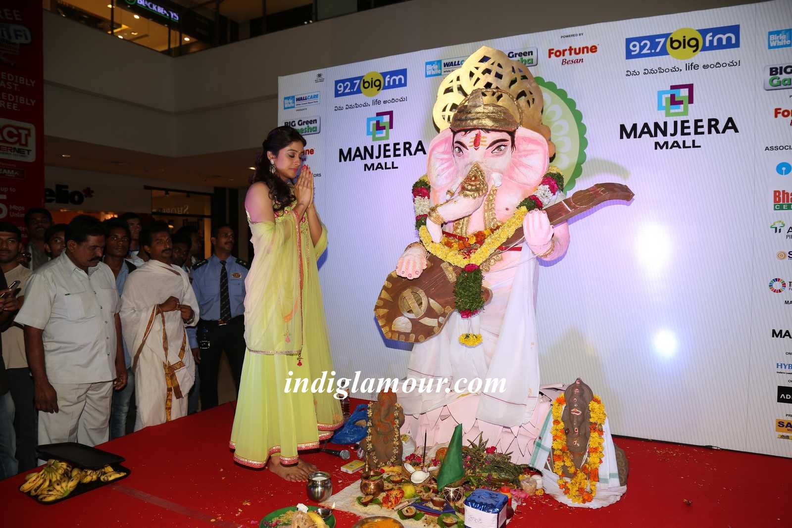 Regina Cassandra Actress hd photo