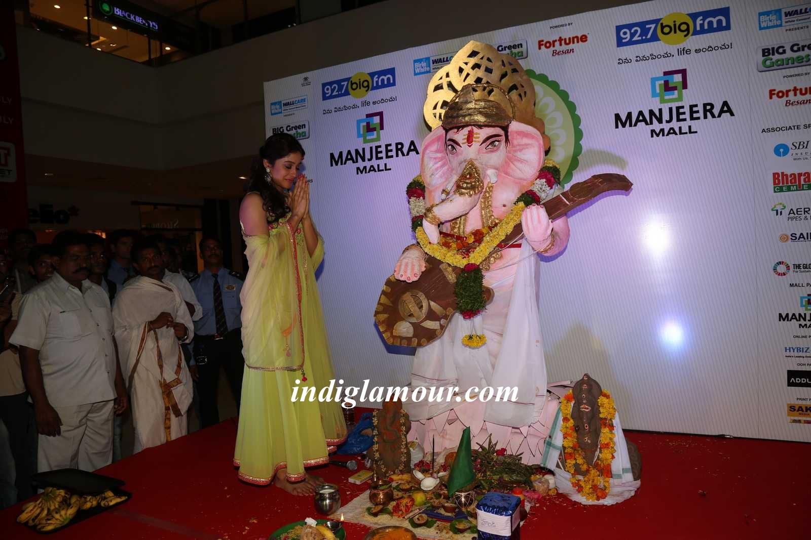 Regina Cassandra Actress hd photo