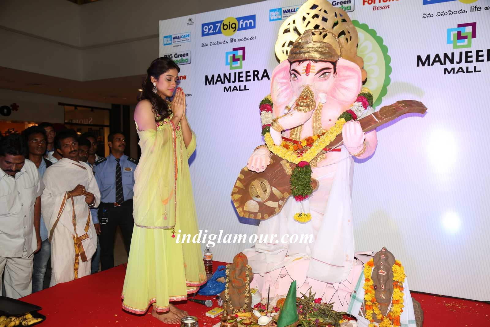 Regina Cassandra Actress hd photo