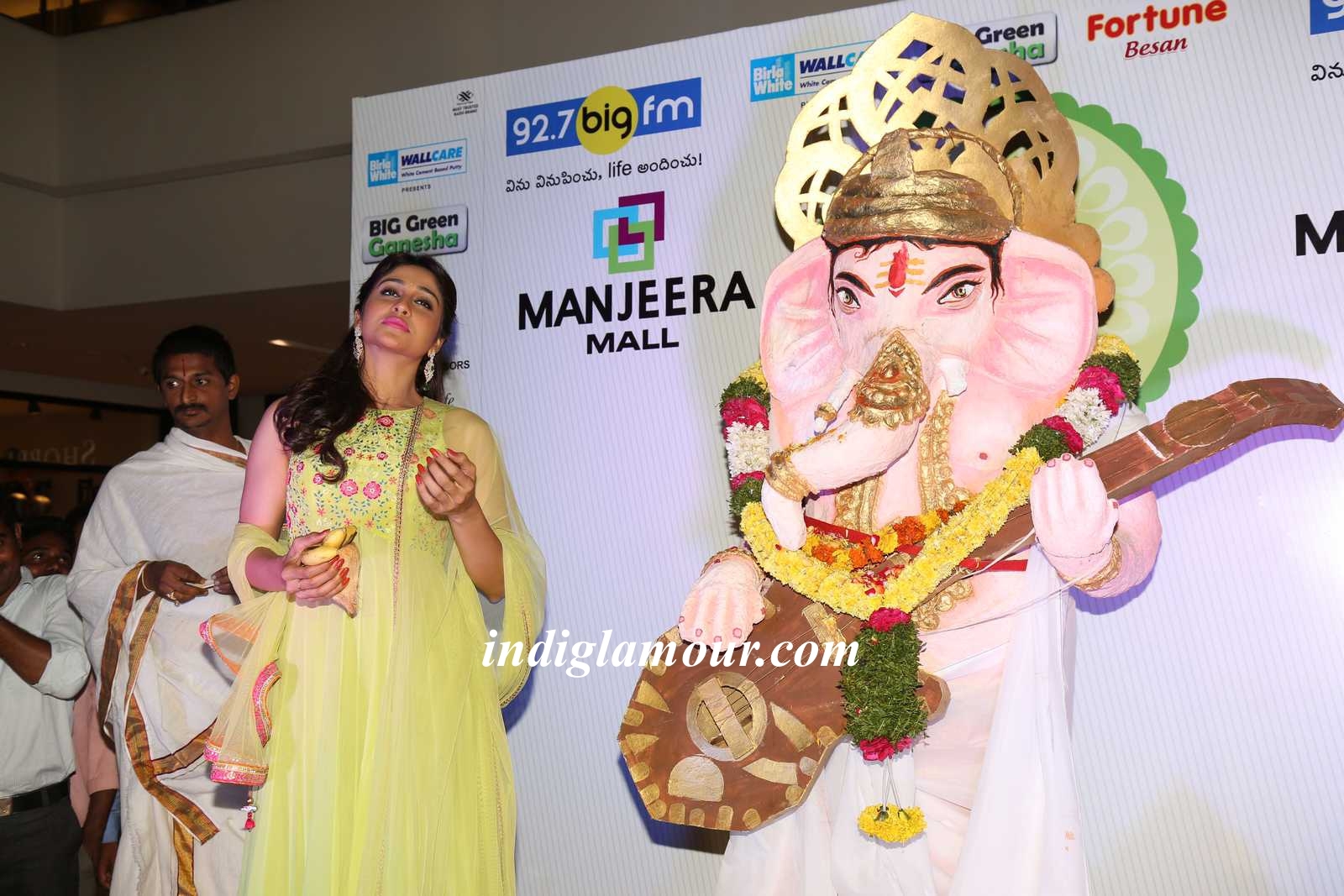 Regina Cassandra Actress hd photo