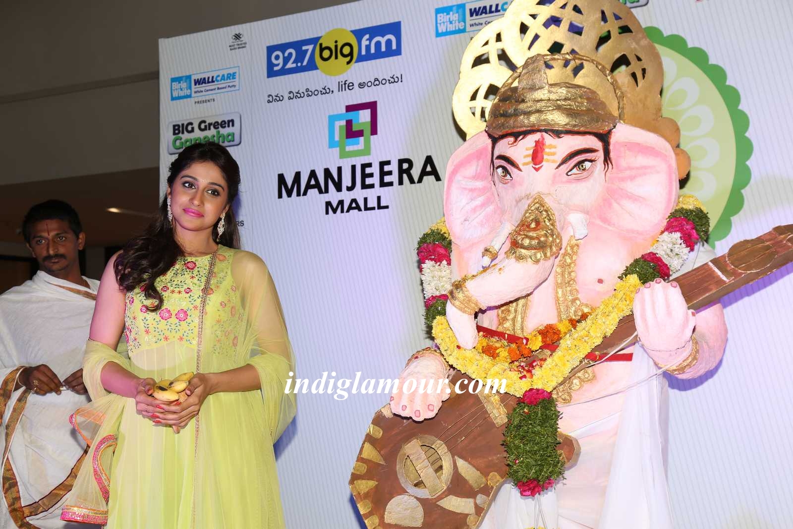 Regina Cassandra Actress hd photo