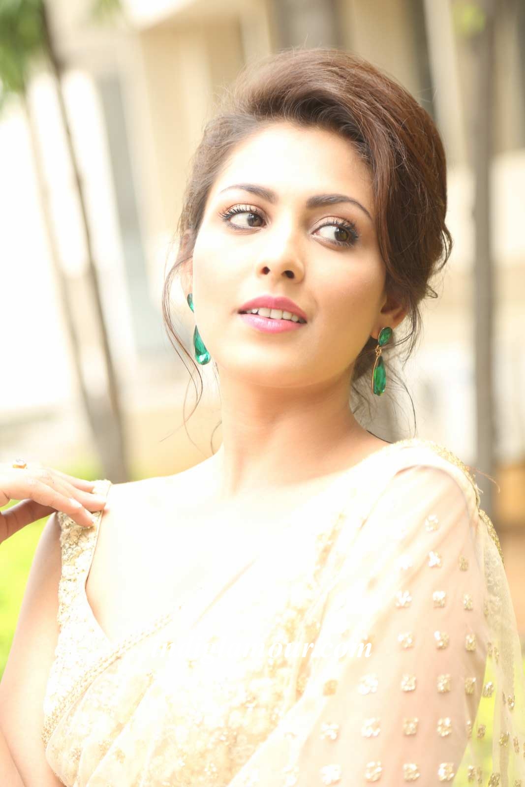 Madhu Shalini Actress hd photo