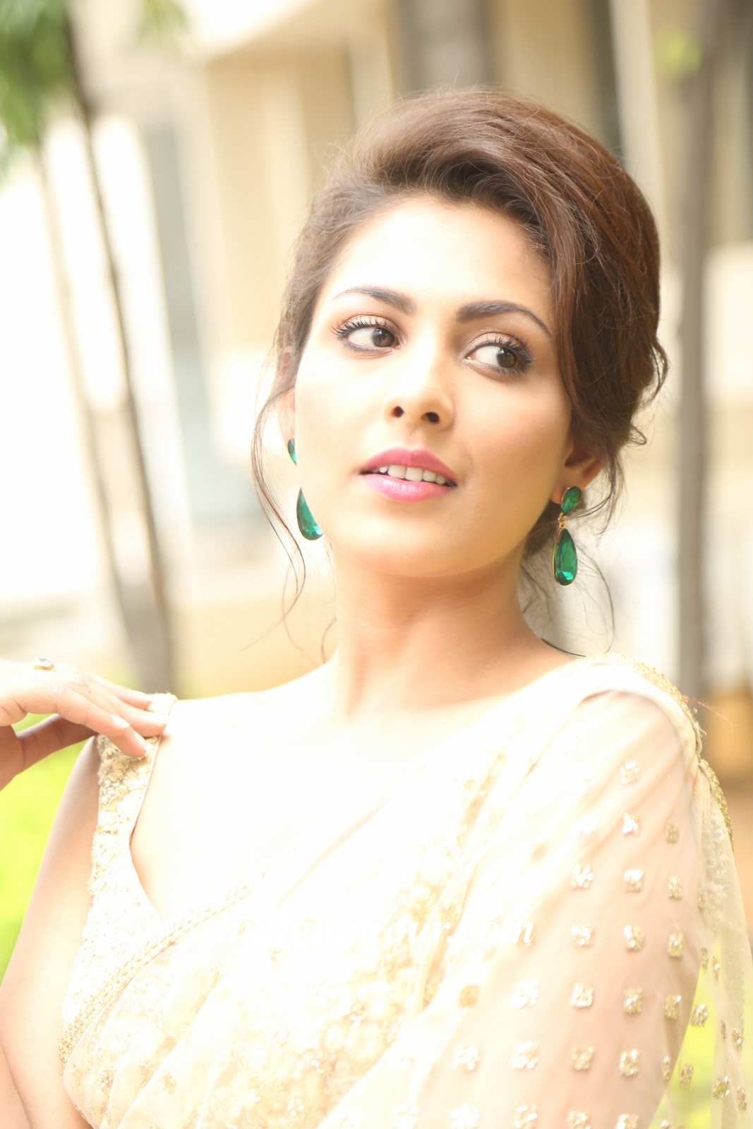 Madhu Shalini Actress hd photo