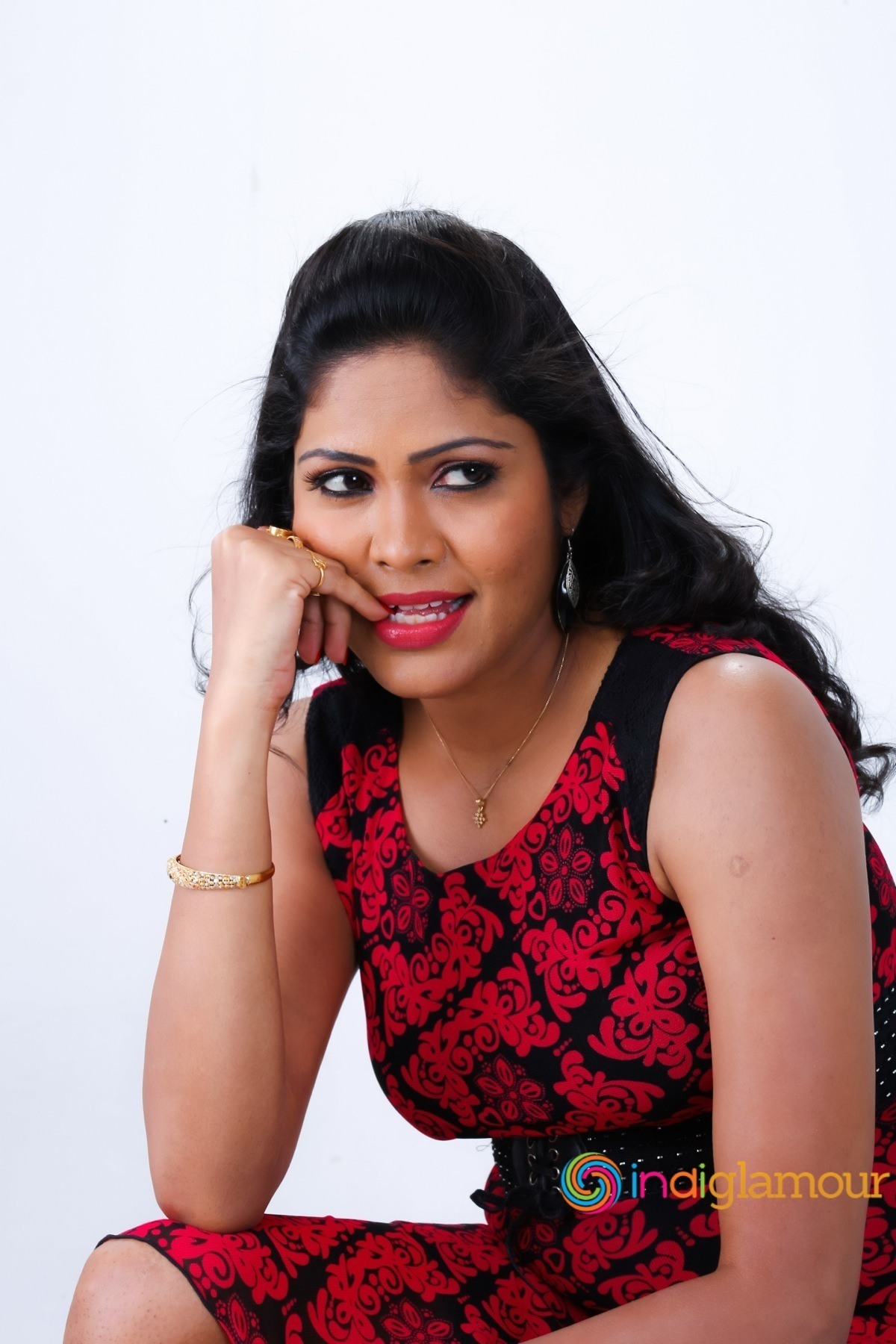 Shaarika Actress hd photo
