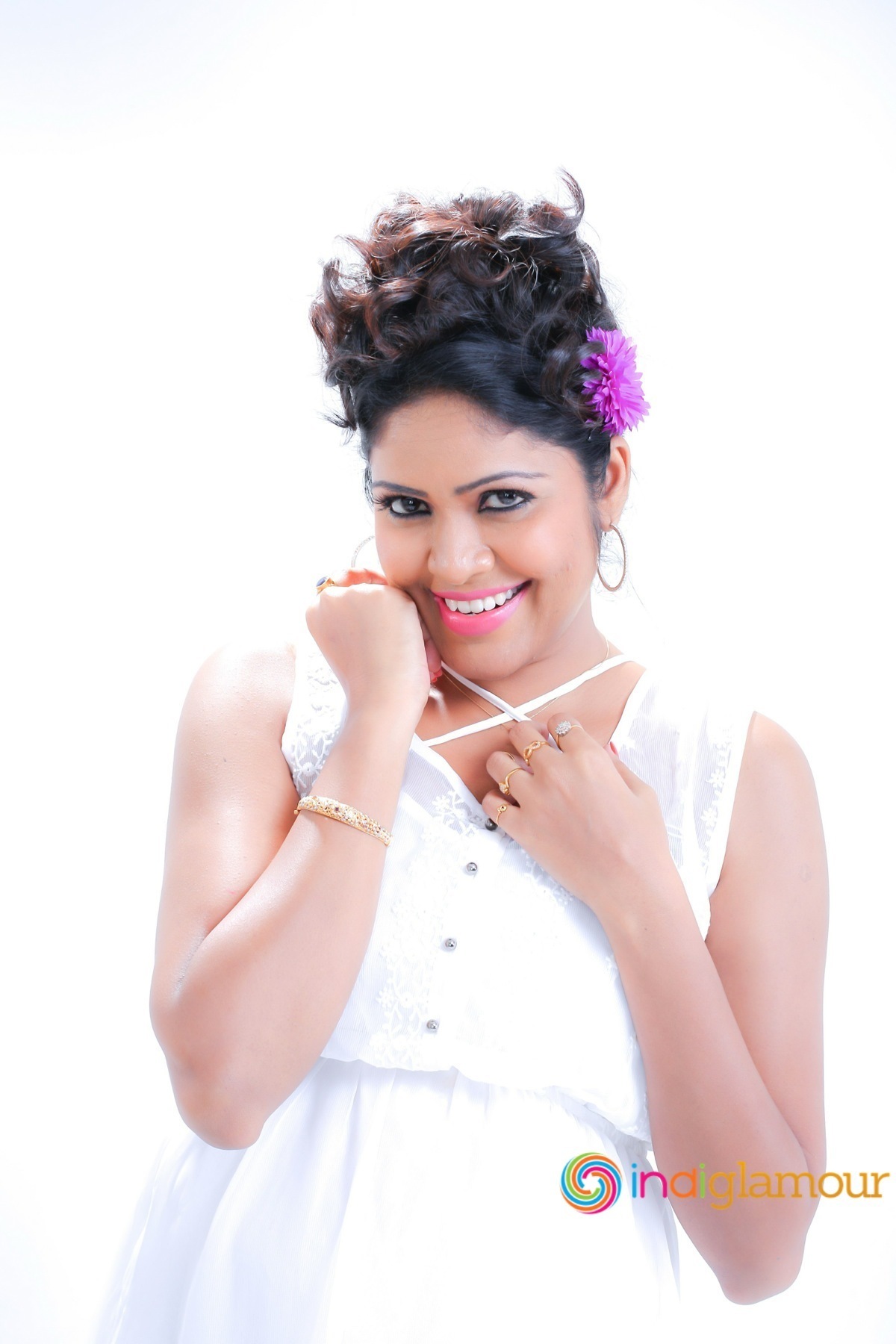 Shaarika Actress hd photo