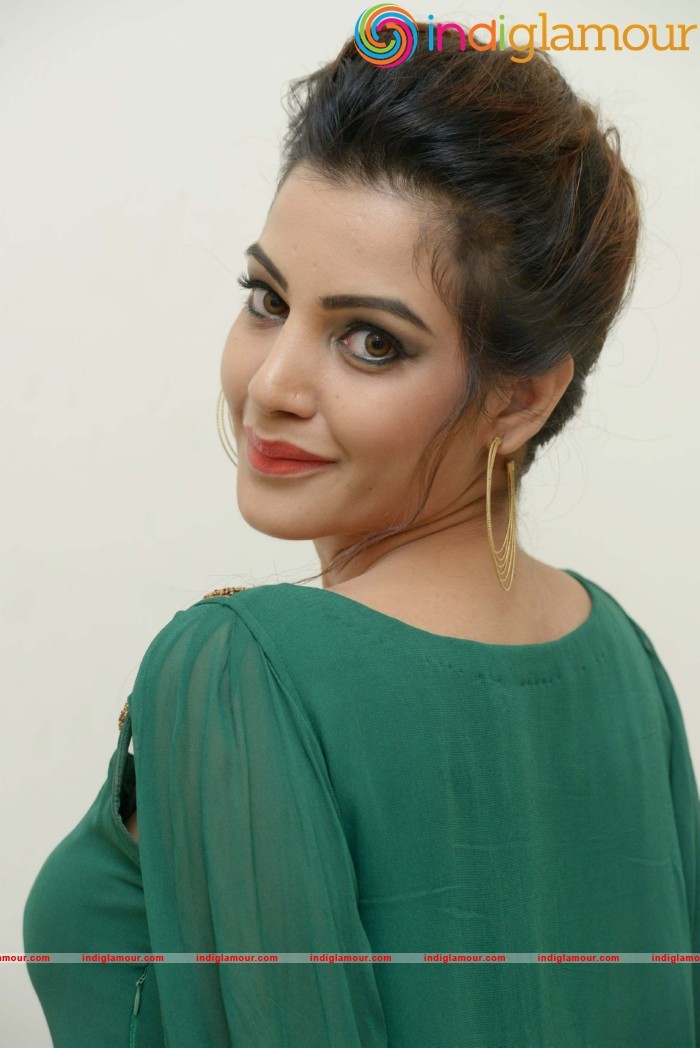 Diksha Panth New Photos Actress hd photo