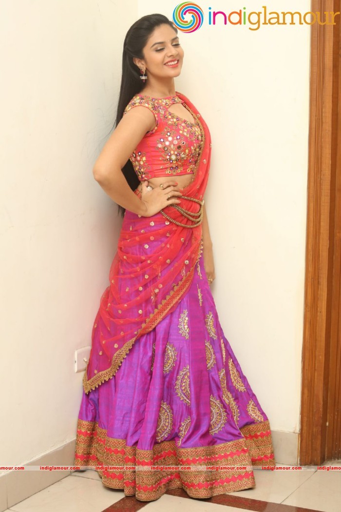 Sri Mukhi Actress hd photo